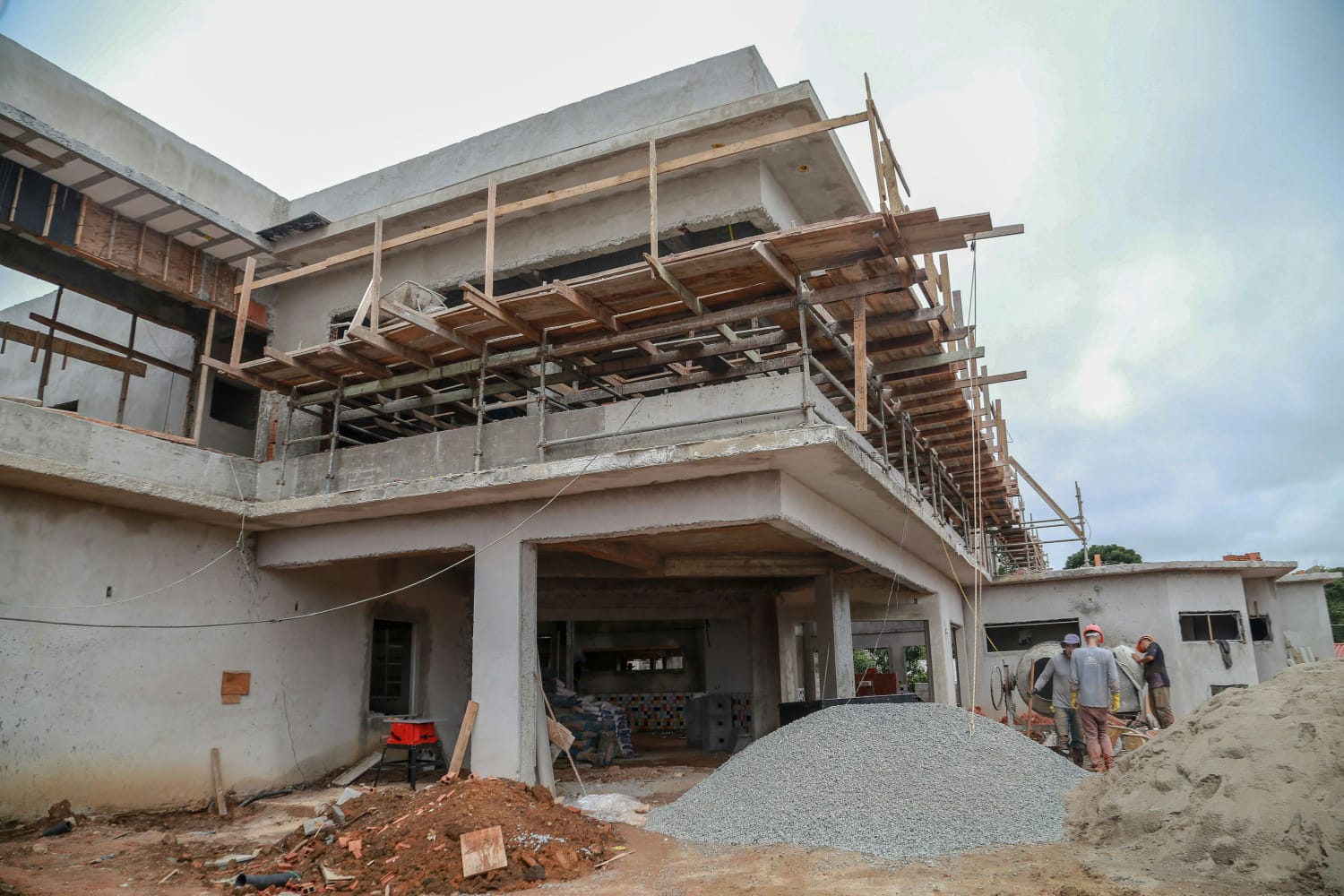 Obra residencial real da Nova Era em fase de execução estrutural